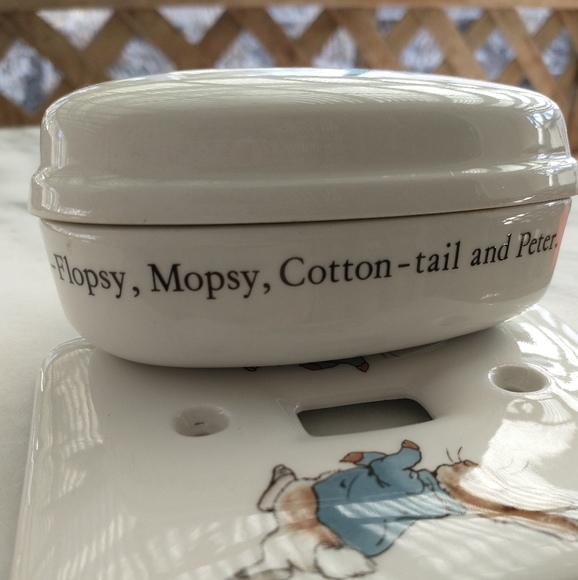 WEDGWOOD PETER RABBIT HEART-SHAPED TRINKET DISH W/ LID & MATCHING SWITCH PLATE - Picture 12 of 15